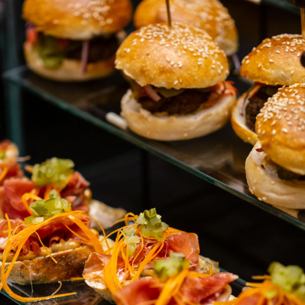 Restaurante Pettra Hotel - Buffet Tapas & Spritz- Wyndham Puerto Varas