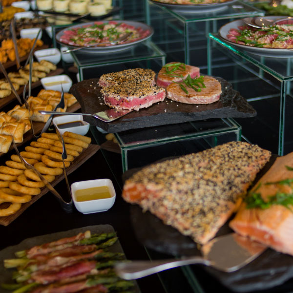 Restaurante Pettra Hotel -Buffet Almuerzo - Wyndham Puerto Varas